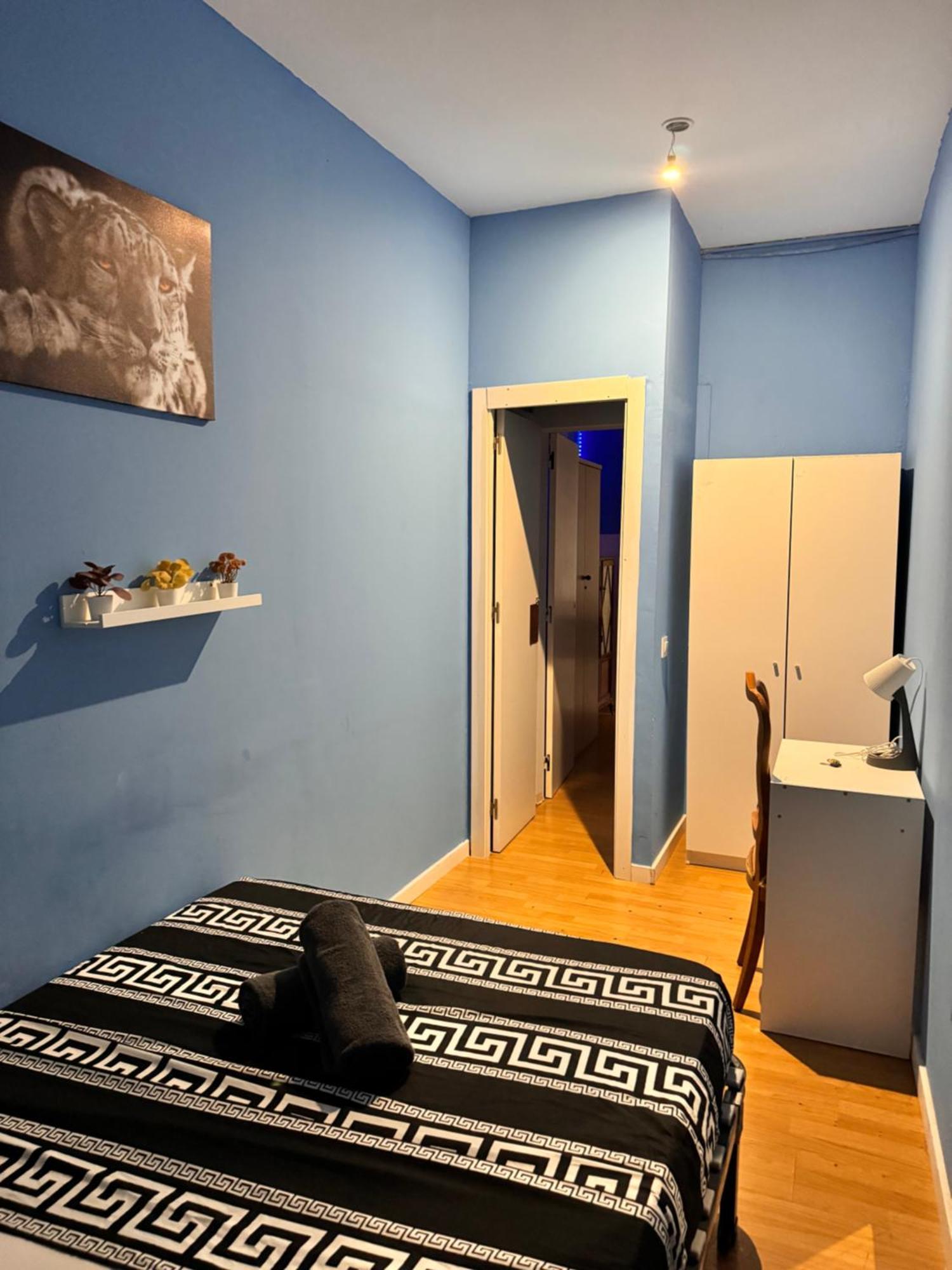 In Spacious In City Center Apartment Barcelona